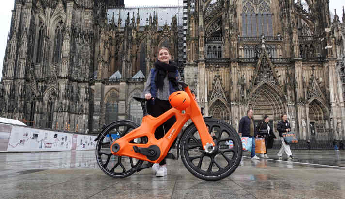 Das igus:bike in seinem Wohnzimmer: die Dom-Platte in Köln.