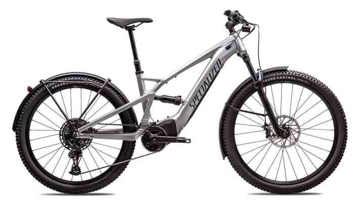 Mit Lichtanlage, Schutzblech und Träger: das alltagstaugliche Fully Specialized Tero X 4.0 kostet 3400 Euro.