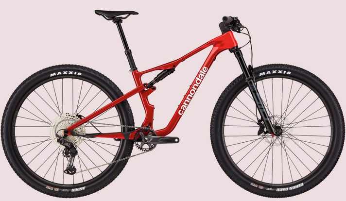 Das feuerrote Cannondale Scalpel 4 versprüht Rennsport-Attitüde durch und durch. Die Geometrie ist mit einem Lenkwinkel von 66,6 Grad absolut modern gezeichnet.
