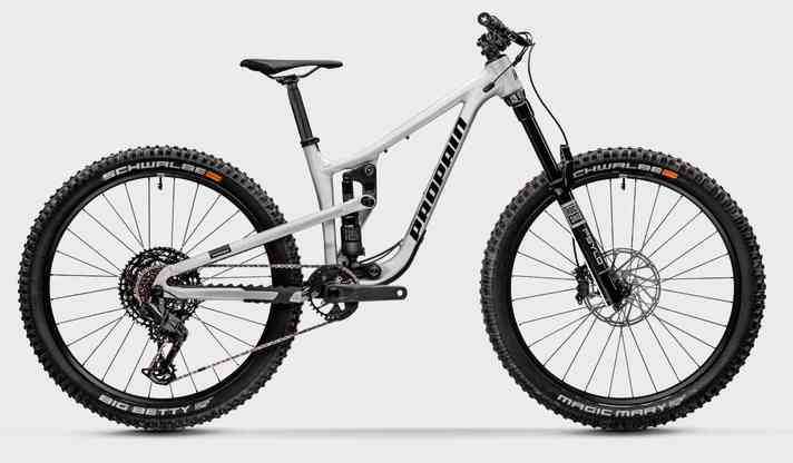 Das Propain Tyee ist bei erwachsenen Mountainbikern sehr beliebt und jetzt auch für den Bikepark-Nachwuchs verfügbar.