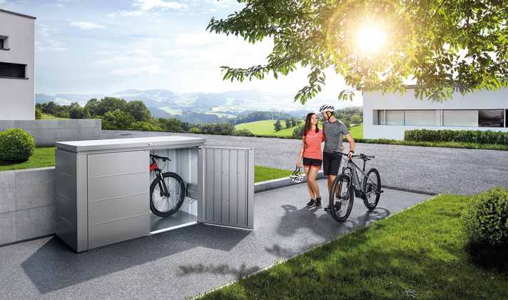 Solch ein „Bikebunker“ verstaut gleich mehrere Räder ohne jedes Schleppen, ohne Treppen, ohne Platzprobleme an Türen und ohne Schmutz im Haus.