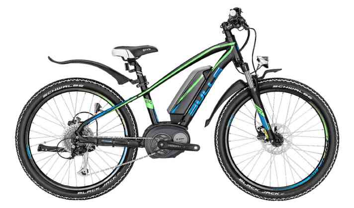 Bulls Twenty4 E  Bulls hat mit dem Twenty4 E ein Hardtail mit 24 Zoll-Laufrädern im Angebot. Das Bike wird von einem Bosch Active Line-Antrieb (250 Watt) mit 400 Wh-Akku angetrieben. Für das 21,5 Kilo schwere E-MTB ruft Bulls 1999 Euro auf.