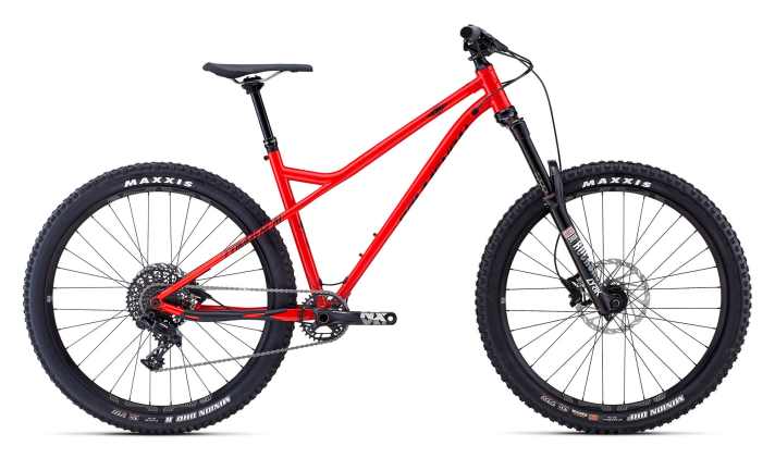   Für 1999 Euro gibt es die Stahlvariante des Meta Hardtails, mit Rock-Shox Lyrik RC, Teleskopstütze und 2,3/2,5 Zoll breiten Reifen auf 27,5 Zoll Felgen.