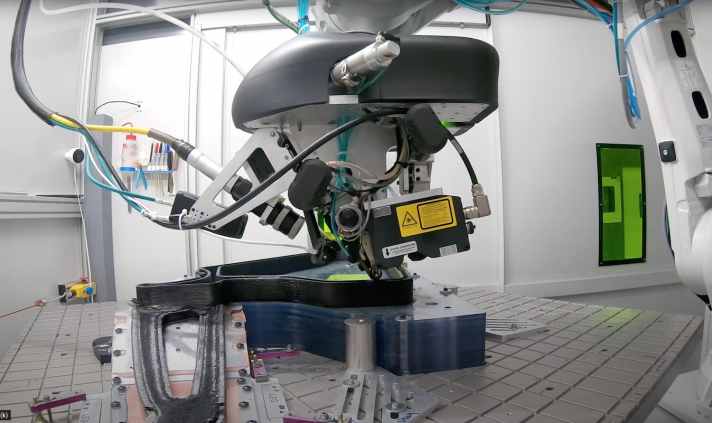   Ein mit einem Laser bestückter Roboter klebt haarfeine Carbon-Fasern in einem vollautomatisierten Prozess übereinander. Diese Fertigungsmethode hat Arevo für den Flugzeugbau entwickelt und will so die Superstrata-Bikes drucken.