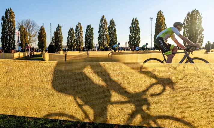 Renn-Labyrinth: Die ländlichen Jedermann-Crosser haben Glück mit dem spätsommerlichen Wetter