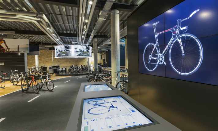   Bikes zum Anfassen neben den LCD-Bildschirmen, die bei der Konfiguration helfen.