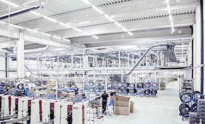   Cube ist einer der größten deutschen Hersteller von Fahrrädern. Nach eigenen Angaben werden im Firmensitz in Waldershof deutlich über eine halbe Millionen Räder in einer zweistöckigen Produktionsstraße montiert. Im Vordergrund ist die Laufradfertigung von Cube zu sehen. Durch die Corona-Krise steht die Produktionsstraße derzeit still.