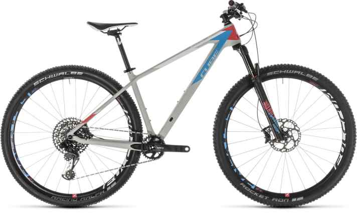   Cube Access WS C:62 SL: Das Carbon-Hardtail ist im Vergleich zum Vorjahr um 300 Euro teurer geworden, was sich allerdings in einer besseren Ausstattung niederschlägt. Nun bekommt man eine 1x12 GX Eagle mit Carbon-Kurbel, einen Fulcrum-Laufradsatz und eine Rock Shox Reba. Ein neuer Damen-Sattel und dünne Schraubgriffe runden das Paket ab. Preis: 2300 Euro, Gewicht: 10,1 kg >> z.B. <a href="https://luna.r.lafamo.com/ts/i5533923/tsc?amc=con.blbn.497955.507800.14129791&smc=BIKE&rmd=3&trg=https%3A%2F%2Fwww.fahrrad-xxl.de%2Fcube-access-ws-c-62-sl-p00058194m002" target="_blank" rel="noopener noreferrer nofollow">bei Fahrrad XXL aktuell für 2349 Euro</a> *.