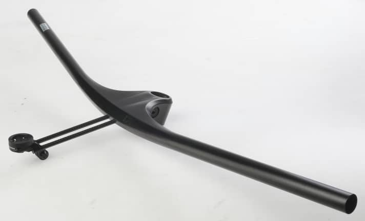   Die gemeinsam mit Carbonworks entwickelte GPS-Halterung steckt in einer speziellen Vorrichtung am Lenker. Es gibt zwei Längen, sowie Halterungen für jegliche GPS-Computer sowie eine GoPro-Aufnahme.