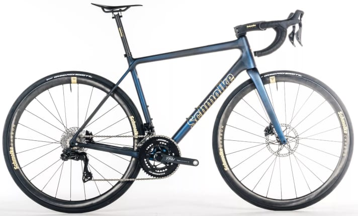 Den Spitzenplatz für das exklusivste und auch leichteste Rennrad belegt das 16500 Euro teure Leggerissima TLO von Carbonspezialist Schmolke. Dazu ist es das komfortabelste Rennrad 2024.