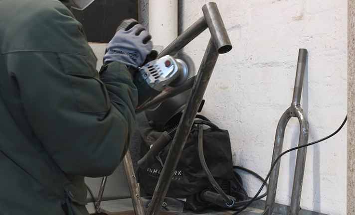Der Lack muss ab: Was die billige Beize aus dem Baumarkt nicht schaffte, erledigte eine Flex mit gezopfter Drahtbürste.
