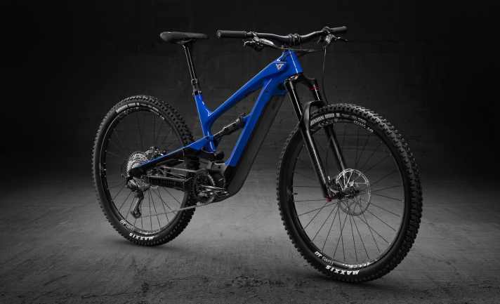   Das Decoy 29 kommt in zwei Varianten mit 150er-Gabel. Den Schub liefert der Shimano E8000. Der voll integrierte Akku liefert 540 Wattstunden und wurde von YT selbst entwickelt.