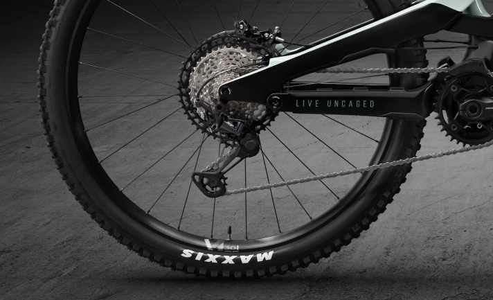   Beide Modelle kommen mit Kettenführung, griffigen 2,4 Zoll breiten Maxxis Minion DHR II Reifen und dicken Sram Code Vierkolben-Bremsen.