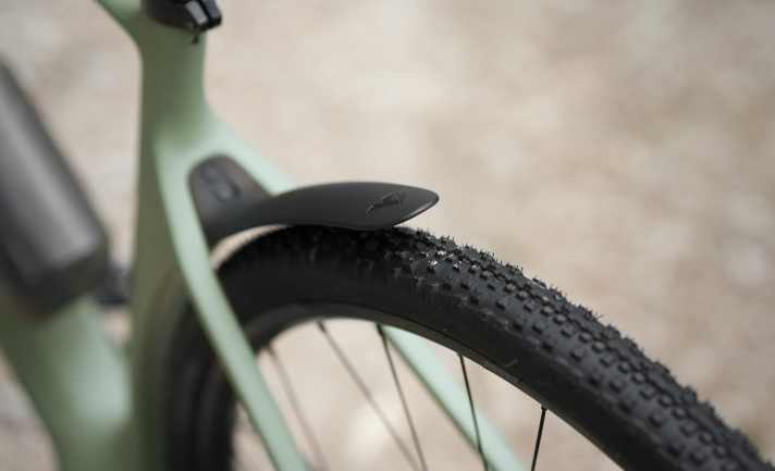Das Mini-Schutzblech soll den Hintern einigermaßen trocken halten. Die WTB Resolute-Reifen ähneln mit ihrem Profil leichten Cross-Country-Pneus.