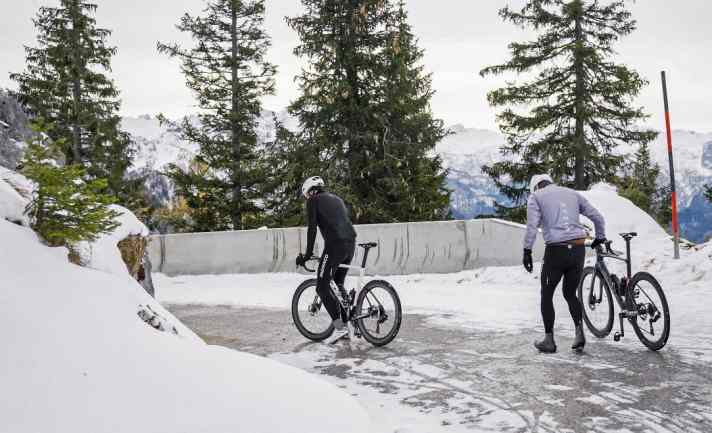 Eisbahn. Blankes Eis zwingt zwischenzeitlich zum Fußmarsch