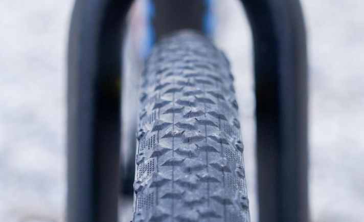   Mit gerade mal 345 Gramm sind die Maxxis-Maxxlite-Reifen in Sachen Gewicht und Rollwiderstand nahezu unschlagbar. Kai kombiniert sie mit den 43 Gramm leichten Tubolito-Schläuchen.