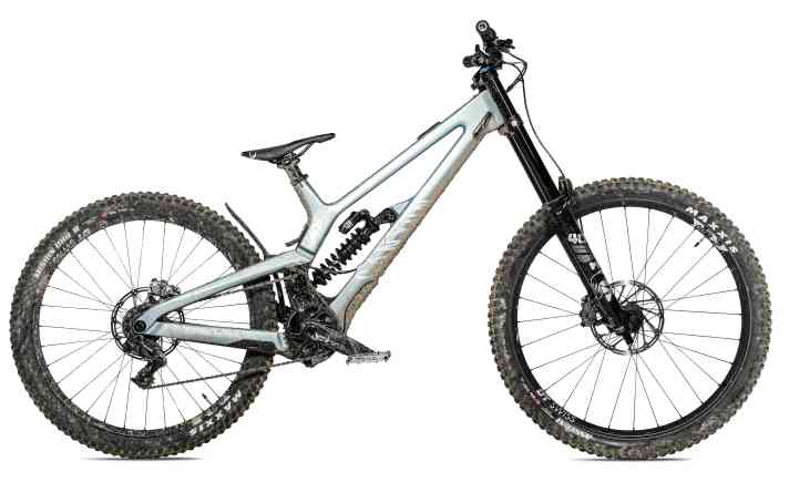 Canyon Sender CFR Underdog. Gewicht: 18,5 kg. Federweg:200/200 mm. Preis: 4499 Euro.