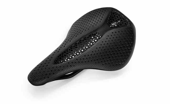 Das Angebot an Sätteln aus dem 3-D-Drucker wächst stetig, die bekanntesten Anbieter sind Specialized und  Fizik. Ein Vorteil der Technologie sind  exakt abgestimmte Festigkeitszonen  des Polsters. Auf die Frage, ob es zukünftig auch individuell angepasste  Sättel aus dem 3-D-Drucker geben  könnte, antwortet James Read, Produktmanager bei Specialized, dies sei eine realistische Option für die Zukunft  des Body-Geometry-Programms
