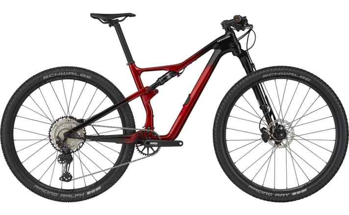   Das klassische Rahmendesign mit einem unter dem Oberrohr montierten Dämpfer setzt sich bei Racefullys, wie hier dem Cannondale Scalpel, immer mehr durch. Der Grund dafür ist ganz einfach: Es passen zwei Trinkflaschen in den Rahmen. Scott löst das Platzproblem für den zweiten Flaschenhalter eleganter und vereint so gleich mehrere konstruktive Vorteile.