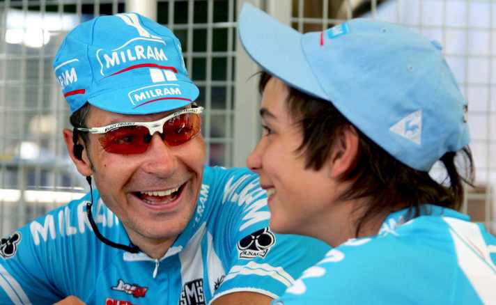 Erik Zabel im Trikot des Teams Milram mit Sohn Rick bei der Tour de France 2006.