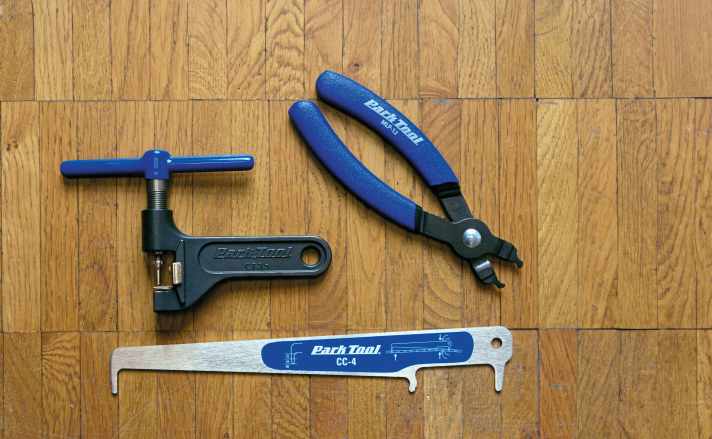 Sinnvolles Werkzeug bei Ketten-Verschleiß: Park Tool Verschleißlehre CC-4 (unten), Parktool Kettennietendrücker CT-3.3 (links) und Parktool MLP-1.2-Zange (rechts).