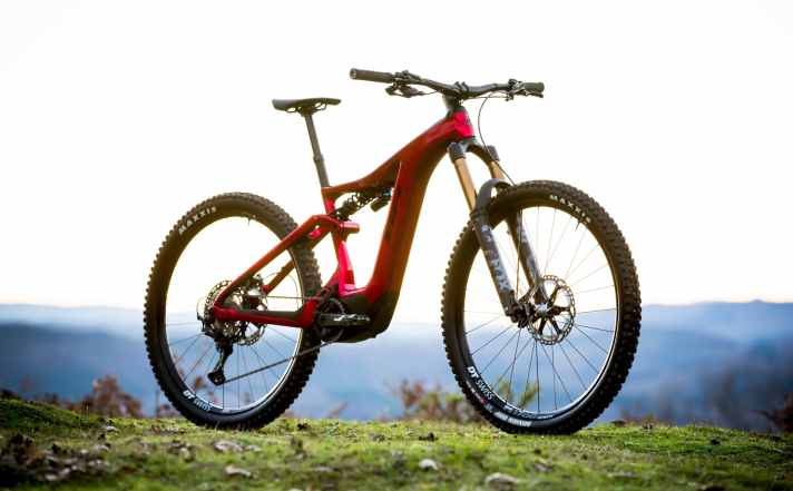   2022 soll der Steuerrohrbereich ganze 80 Prozent steifer sein als der des Vorgängers. Fox 38 und Stahlfederdämpfer deuten beim Enduro-Modell ganz klar auf Abfahrt.