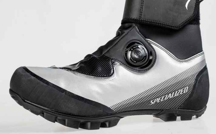   Specialized protzt mit riesigen Reflexflächen, büßt in der Praxis aber an Glanz ein.  