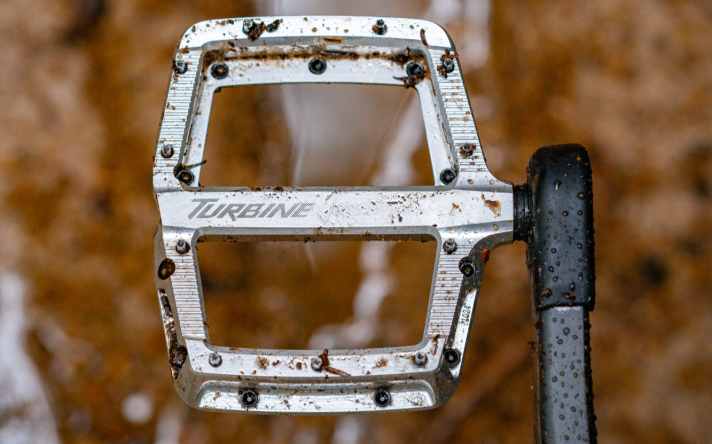 Race Face präsentiert das Turbine Flachpedal mit 3 mm Konkavität für maximalen Grip. 414 g leicht, 11 Pins pro Seite, asymmetrische Plattform. Preis: 200 Euro.