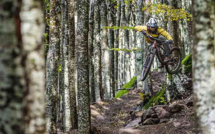 Abgehoben und eingedreht: Trail-Jäger Max feiert die Sprünge im Bikepark Amiata.