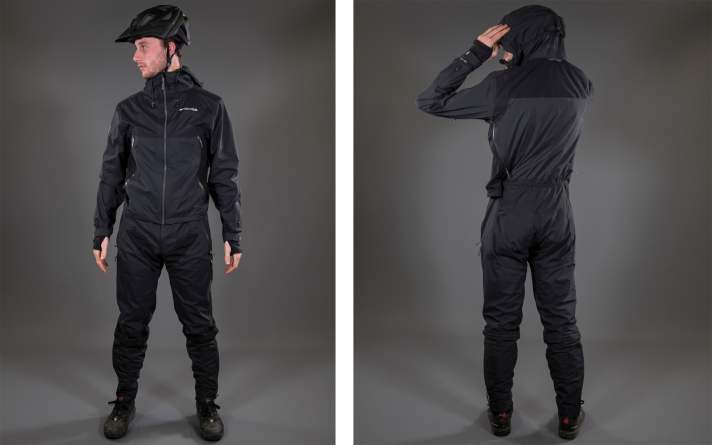   Der Endura MT500 One-Piece im Überblick. Rechts: Die große Kapuze lässt sich auch über den Helm ziehen.