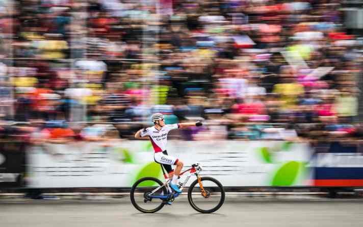   Geschafft: Mathieu van der Poel holt 2019 in Nové Město seinen ersten XCO Weltcupsieg – mit einem Vorsprung von 19 Sekunden vor dem Zweitplatzierten Nino Schurter.