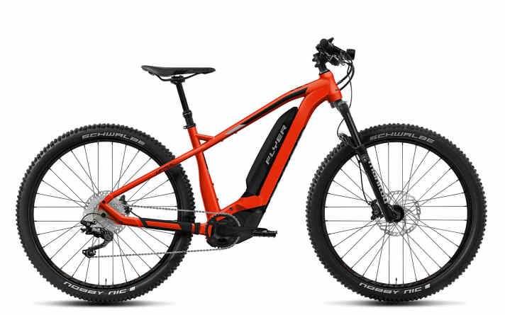   Das E-Hardtail Flyer Uproc2 (Modell 2019) in der Farbe Ibis Red/Cast Silver.