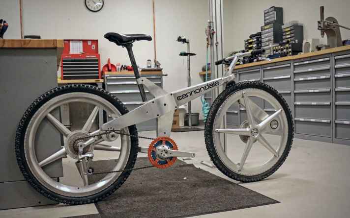   Ein Vorreiter in Sachen Systemintegration ist Cannondale. Das spektakuläre V4000 aus dem Jahr 1994  wurde zwar nie in Serie produziert, dennoch waren viele der Detaillösungen wegweisend: Gepresste Lager, Einarm-Gabel und integrierte Leitungen hielten zum Teil erst Jahre später Einzug ins Mountainbike. Der Rahmen ist CNC-gefräst und verleiht dem V4000 einen 90er-UFO-Look. (Siehe auch Interview mit Murray Washburn, Global Product Marketing Cannondale, ganz unten.)