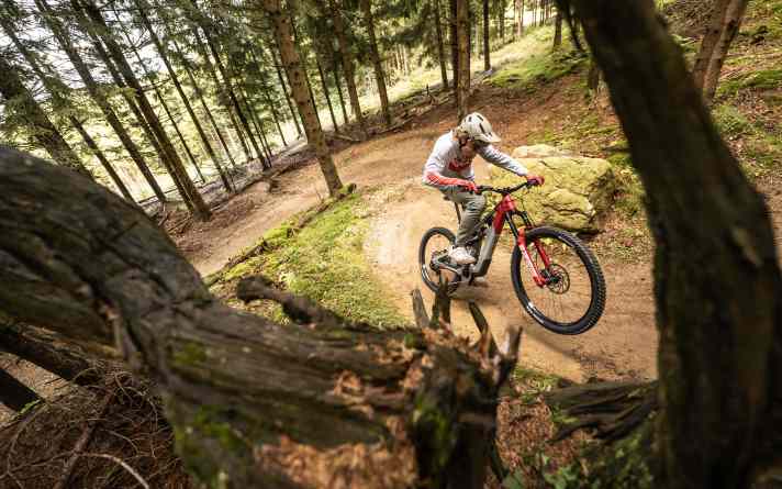 Wir haben das Decoy SN in verschiedenen Bikeparks und auf vielfältigen Enduro-Strecken getestet. Dank Fazua-Schub macht auch der Uphill richtig Laune.