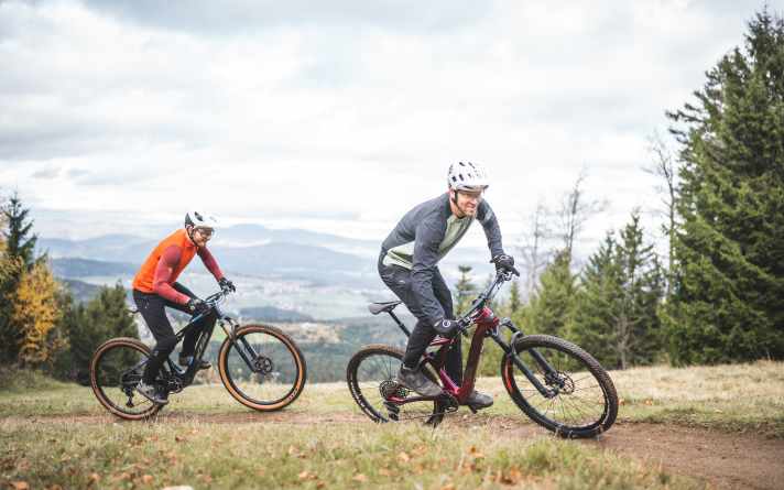 Mit Zug bergauf: Das schreit die sportliche Sitzposition der beiden Down-Country-Fullys von KTM und Fantic.