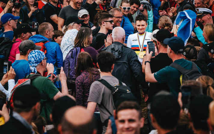 Tom Pidcock: Das Multitalent aus Leeds genießt nicht nur 
zu Hause Superstar-Status. Trotz Problemen mit der Schaltung ließ 
er den zwölf Jahre älteren Nino Schurter stehen. Sein Urteil 
über die kurzfristige Regeländerungen der UCI (von der auch er 
profitierte): „Shit Show“.