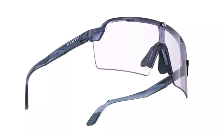 Ein besonderes Merkmal der Spinshield Pro sind die verfügbaren Glasvarianten, die von verspiegelten RP Optics Multilaser-Gläsern bis hin zu den photochromen ImpactX Gläsern reichen.