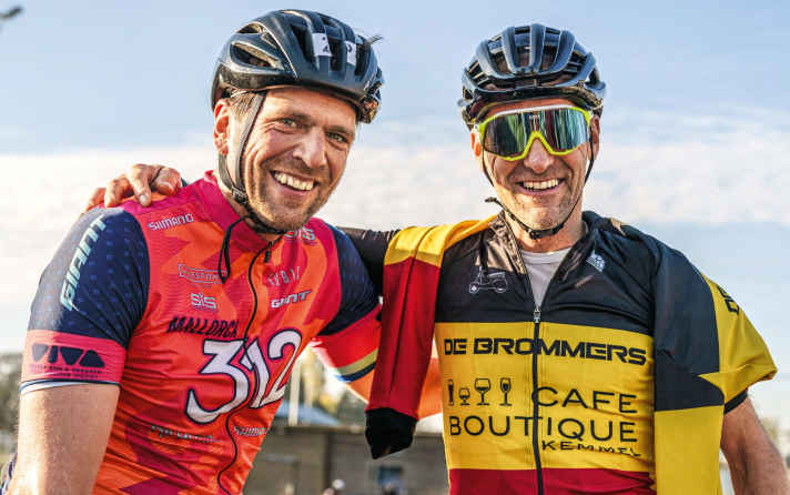 Finisher: Bart Pattyn ist der alte und neue Belgische Meister der ländlichen Crosser. Tim Farin gratuliert