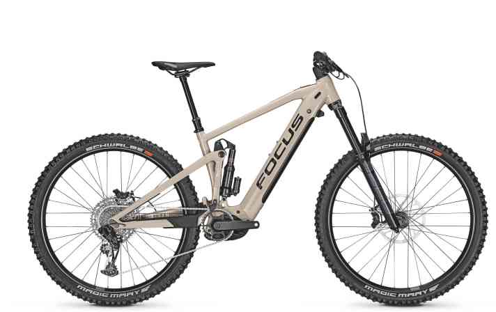   Den Einstieg bildet das <a href="https://luna.r.lafamo.com/ts/i5533923/tsc?amc=con.blbn.497955.507800.14129791&smc=BIKE&rmd=3&trg=https%3A%2F%2Fwww.fahrrad-xxl.de%2Ffocus-sam2-6-8-p00057860m001" target="_blank" rel="noopener noreferrer nofollow">Focus Sam² 6.8 für 5499 Euro</a> *. Dafür gibt´s ein Rockshox Luftfahrwerk mit ZEB-Gabel, eine Sram GX Eagle-Schaltung und Code-Bremsen mit 220er-Scheiben an Vorder- und Hinterrad.