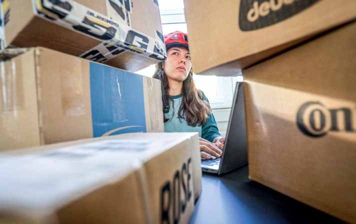 2021 haben Deutsche 1,3 Milliarden Artikeln nach dem Online-Kauf wieder zurückgeschickt - auch Bike-Artikel.
