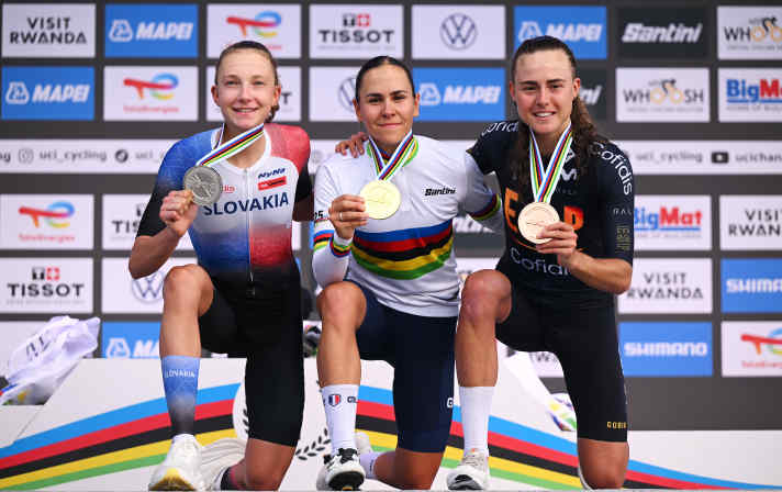 Célia Gery ist neue Weltmeisterin im U23-Straßenrennen der Frauen. Die Französin holte Gold vor Viktória Chladoňová (Slowakei) und Paula Blasi (Spanien).