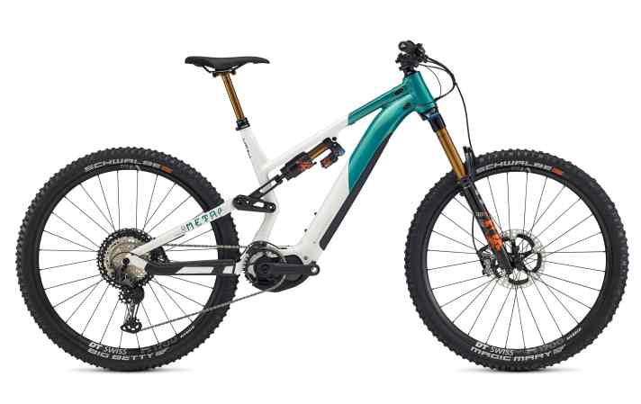   Das Commencal Meta Power wird ab 2021 vom EP8 und dem 630er-Shimano-Akku angetrieben. Das E-Enduro gibt es weiterhin in 27,5 oder 29 Zoll mit 180/165 (27,5") bzw. 170/160 (29") Millimetern Hub. Die Geometrie wurde ebenfalls etwas angepasst und landet auf der extremen, abfahrtslastigen Seite. Ab 5499 Euro.