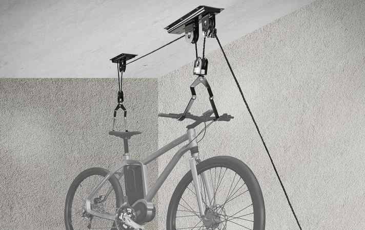 Beim Pkw-Radträger-Spezialist Eufab haben wir einen extrem variabel einsetzbaren <a href="https://amzn.to/3ZXsuzv" target="_blank" rel="noopener noreferrer nofollow">Deckenlift</a>* gefunden. Durch den Flaschenzug können auch leichte Personen recht schwere Bikes aufhängen, der Seilzug besitzt zusätzlich eine Rücklaufsperre. Für unter 20 Euro hängt das Rad so platzsparend, schwere Pedelecs sollten abweichend zur Anleitung nicht am Sattel, sondern am Hinterbau eingehakt werden.