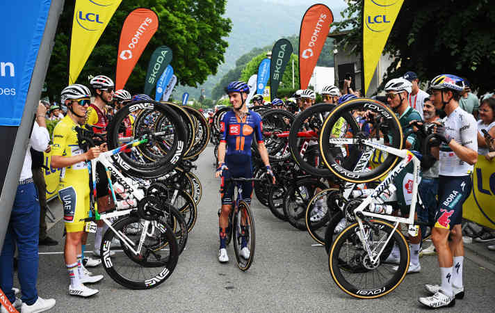 Spalier für den angehenden Ruheständler: Romain Bardet wird vor der letzten Etappe von den Berufskollegen verabschiedet