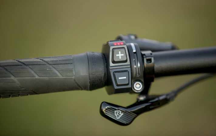   Ohne Display: Die Bedieneinheit der Unterstützungs-Modi kommt mit drei kleinen LEDs aus. Wer mehr Informationen will, kann sie sich auf Garmin-Geräten anzeigen lassen.