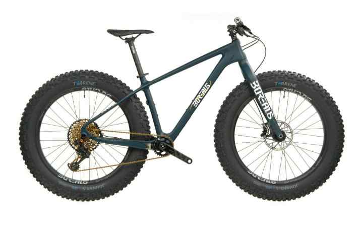 Für Gewichtsfetischisten und Racer: Das <a href="https://www.fatbike.com/store/CRESTONE-EAGLE-12-speed-p124041936" target="_blank" rel="noopener noreferrer nofollow">Borealis Crestone</a>  soll in Topausstattung mit Vier-Zoll-Reifen nur sensationelle 10,0 Kilo auf die Waage bringen. Umgerechnet circa 4000 Euro rufen die Amerikaner für das Bike auf. Im Konfigurator lässt sich das Traumbike ganz einfach zusammenstellen. Weitere <a href="http://www.fatbike.com/bikes1" target="_blank" rel="noopener noreferrer nofollow">Fatbikes von Borealis findet man hier</a> .