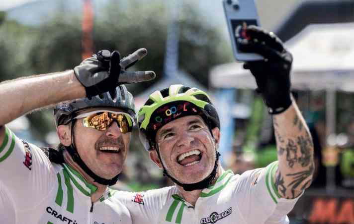 2023: BIKE Reporter Henri Lesewitz (rechts) ist mit am Start – zusammen mit seinem Teampartner von der Erstaustragung.