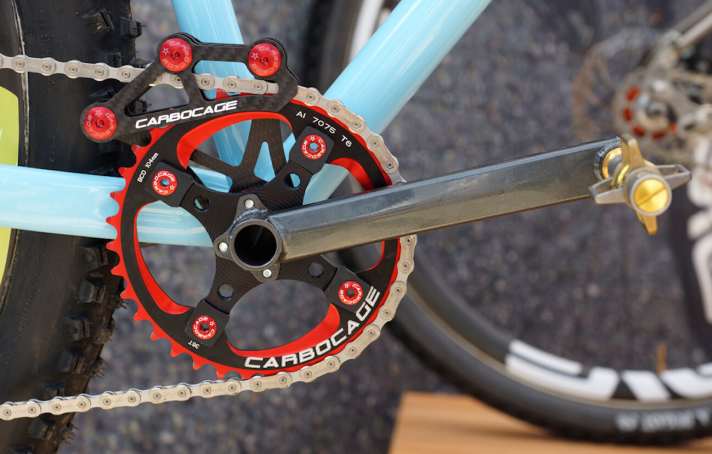   Vor vier Jahren war der erste Prototyp der Unique Cycle-Kurbeln auf der Eurobike-Messe ausgestellt. Seitdem hätte ich so wahnsinnig gerne diese Kurbeln. Stabile, schlanke Kurbelarme aus Highend-mäßig gefertigten Stahlrohren. So was von schickschickschick! Vielleicht nicht ganz so detailfetischistisch wie die von Schweißer-Gott Rody Walter von Grooy Cycleworks. Aber genau richtig für das Bressan. Leider kommt Sören mit der Serienfertigung nur ganz, ganz zäh voran. Nach einem Dreivierteljahr des Wartens hat er mir nun empfohlen, mir erst einmal eine "Übergangskurbel" zu besorgen. Mein Kumpel Hagen aus Berlin wartet übrigens schon zwei Jahre auf seine Groovy-Cycleworks-Kurbeln. In einem Jahr, so die Auskunft von Rody Walter, werde es sehr wahrscheinlich klappen mit der Lieferung. Ja, ein bisschen Geduld muss man haben, wenn man sich etwas Besonderes gönnen will.