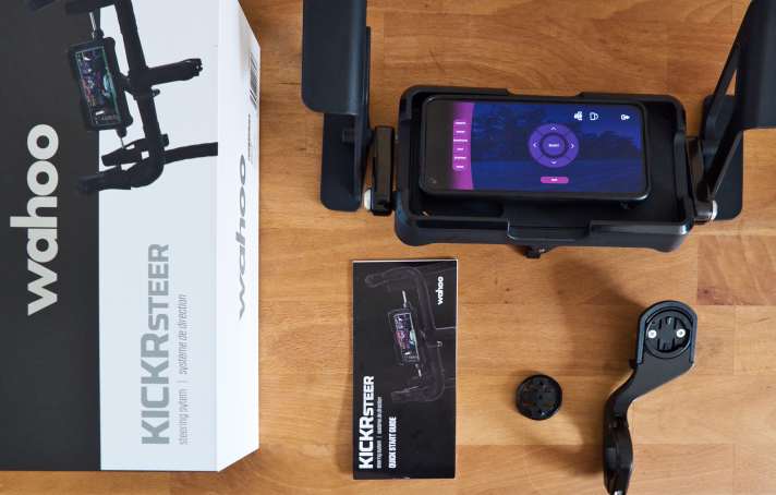 In der Packung: Kickr Steer, Halter, Navi-Adapter, Garmin-Adapter & Anleitung
