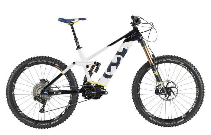   Darfs ein bisschen mehr sein? Das Enduro Hard Cross ist der Enduro-Vertreter von Husqvarna und sollte mit 180 Millimetern Federweg reichlich Reserven bieten.